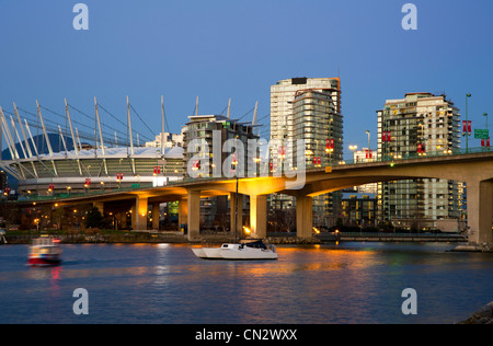 Cambie Street Bridge und die Skyline von Vancouver, British Columbia, Kanada Stockfoto