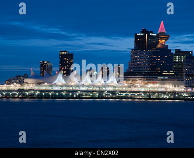 Canada Place und Vancouver Skyline bei Nacht Stockfoto