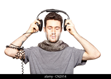 Junger Mann, Kopfhörer aufsetzen Stockfoto