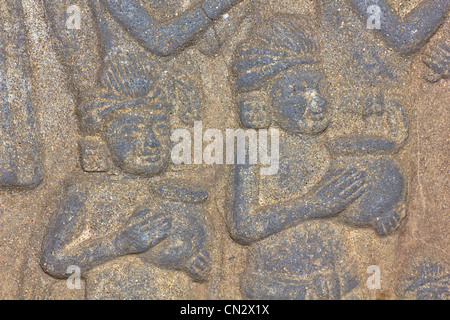 Einheimische Kunst geschnitzt an der Wand im Tempel. Stockfoto