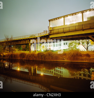 Hochbahn-Station in der Nacht, Berlin, Deutschland Stockfoto