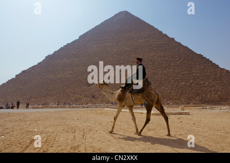 Polizisten patrouillieren auf Kamel an der Gizeh-Pyramiden-Kairo Stockfoto