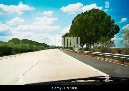 Sicht auf Straße durch Auto Windschutzscheibe Stockfoto