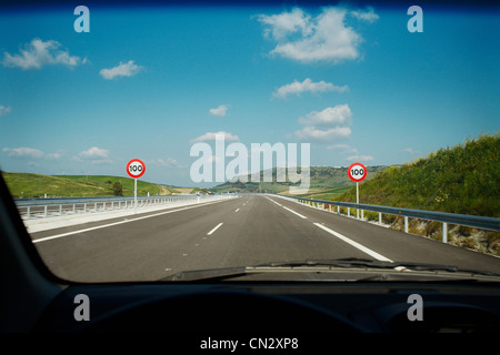 Sicht auf Straße durch Auto Windschutzscheibe Stockfoto