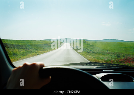 Sicht auf Straße durch Auto Windschutzscheibe Stockfotografie - Alamy