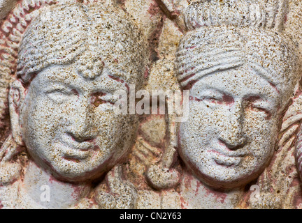 Einheimische Kunst geschnitzt an der Wand im Tempel. Stockfoto