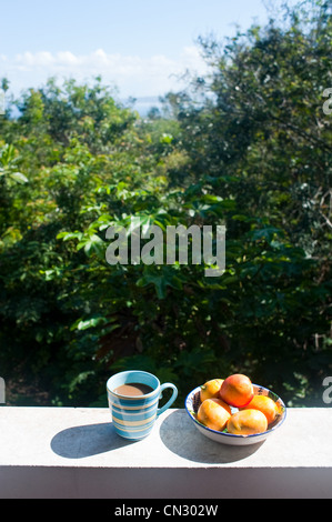 Obst und Kaffee auf einer Wand Stockfoto