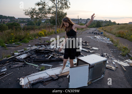 Teenager-Mädchen stehen auf Haufen Müll Stockfoto