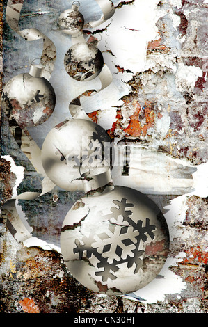 Rissig, verfallene Weihnachtskugel, die Ornamente überlagert texturiert, peeling, Wand mit zerrissenes Papier im Stil des Surrealismus. Stockfoto