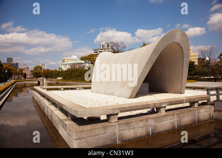 Die Gedenkstätte Kenotaph in Hiroshima Peace Memorial Park mit der a-Bomb-Domb über Hiroshima, Japan Stockfoto