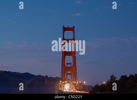 Verkehr auf der Golden Gate Bridge in der Dämmerung, San Francisco, Kalifornien, USA Stockfoto