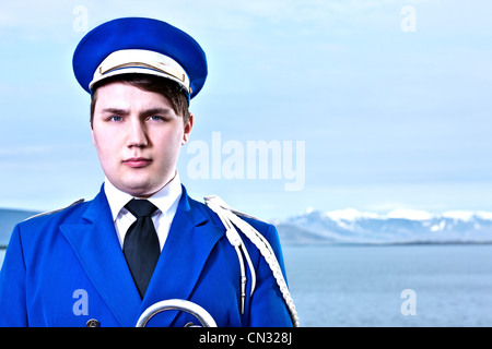 Porträt des jungen Mannes in marching Band uniform Stockfoto