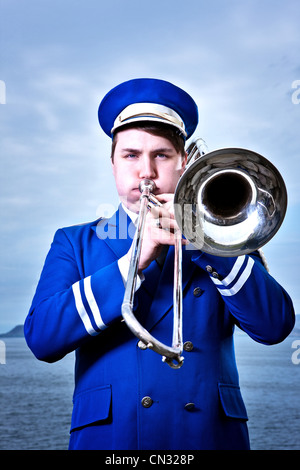 Porträt des jungen Mannes Posaune spielen Stockfoto