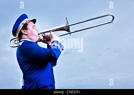 Porträt des jungen Mannes Posaune spielen Stockfoto