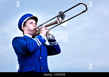 Porträt des jungen Mannes Posaune spielen Stockfoto