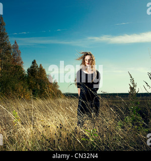 Foto von schöne elegante Frau im Weizenfeld Stockfoto