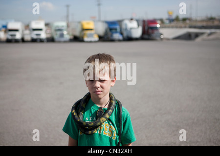 Junge mit Schlange um den Hals Stockfoto