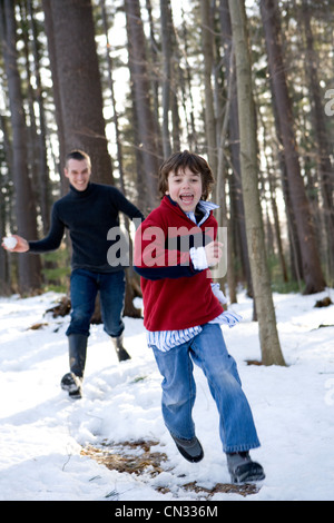 Vater und Sohn Schneeballschlachten Stockfoto