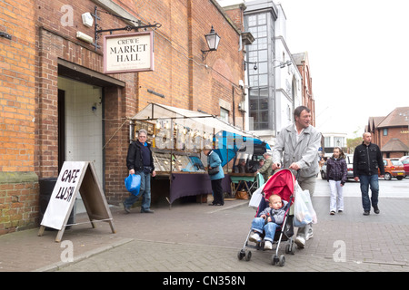 Crewe zu einem Marsch Samstag Markt, Stall und Mann mit einem kleinen Kind in einem Kinderwagen Stockfoto