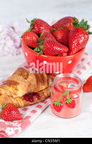 Köstliche frische Erdbeeren und croissant Stockfoto