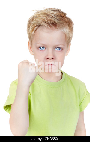 Niedliche kleine Junge droht in die Kamera mit einer Faust Stockfoto