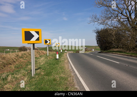 Warnzeichen auf einer Landstraße in Yorkshire. Stockfoto