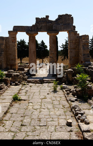 Auf der Suche nach vorne, die wie die meisten griechischen Tempel, Tempel des Zeus-Innenansicht mit Blick auf Osten zur aufgehenden Sonne Stockfoto