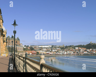 South Bay Strand und Schloss vom Spa aus gesehen Winter Scarborough North Yorkshire England Großbritannien GB Groß Großbritannien Stockfoto