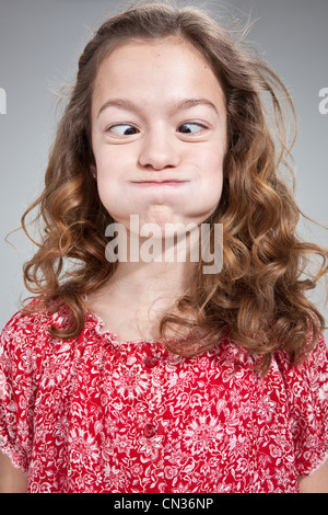 Mädchen ziehen lustiges Gesicht Stockfoto