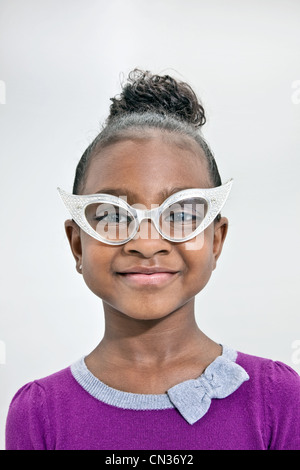 Kopf und Schultern des Mädchens tragen lustige Brillen Stockfoto