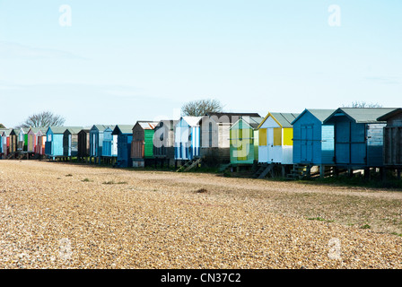 Strandhütten in einer Zeile, Whitstable, Kent, England, UK Stockfoto