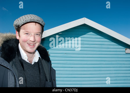 Mann vor Strand Hütte, Whitstable, Kent, England, UK Stockfoto