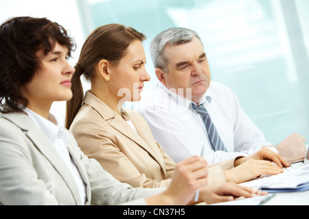 Aufmerksame Geschäftsleute auf ihre Arbeit konzentrieren Stockfoto