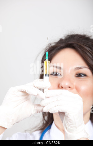Nahaufnahme von einer schönen Frau Doktor halten eine Injektion. Stockfoto