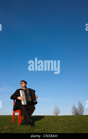 Man spielt Akkordeon im freien Stockfoto