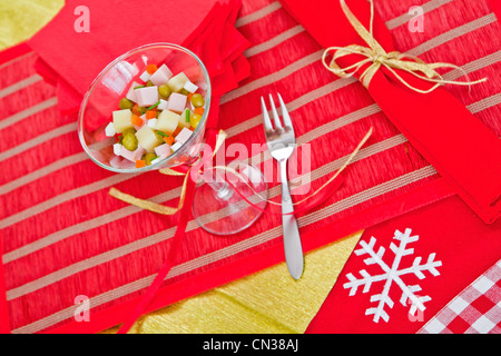 Wunderschön eingerichtete Teil des russischen Salat steht auf den Urlaub Tisch Stockfoto