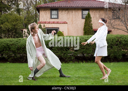 Paar herumalbern im Garten, Frau mit verbundenen Augen Stockfoto