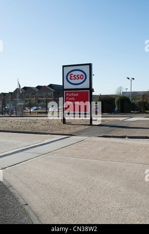 Der Eingang in die Esso Tanker Tanklager in London Road, Purfleet, Essex. Diese Seite war Teil der 2000 Kraftstoff Auseinandersetzung. Stockfoto