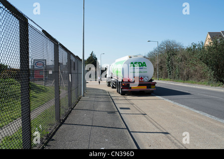 Ein ASDA Kraftstofftanker kehrt in die Esso Brennstoffe Terminal in Purfleet, Essex, während der Bedrohung durch Arbeitskampfmaßnahmen von Fahrern. Stockfoto