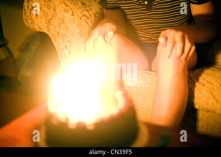 Person bläst Geburtstagskerzen Stockfoto