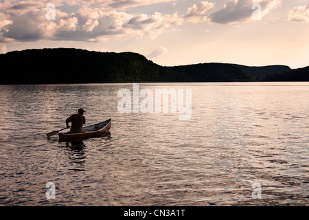 Kanufahren auf See, Ontario, Kanada Stockfoto