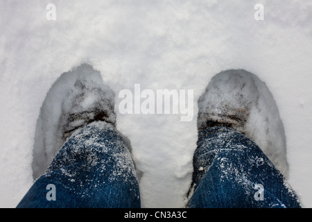 Füße tief im Schnee Stockfoto