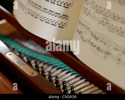 Noten und Klaviersaiten, Nahaufnahme Stockfoto