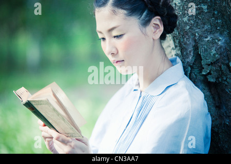 Junge Frau Buch zu lesen, Nahaufnahme Stockfoto