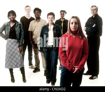 Gruppe von sieben Personen stehend, Studio gedreht Stockfoto