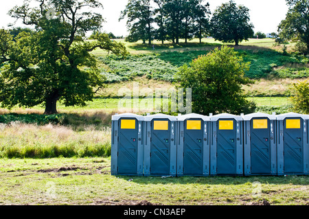 Reihe von mobilen Toiletten im Feld Stockfoto