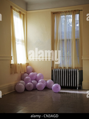 Rosa Luftballons in Ecke Stockfoto