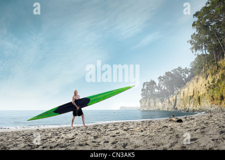 Surfer mit Surfbrett an Strand, Santa Cruz, Kalifornien, USA Stockfoto