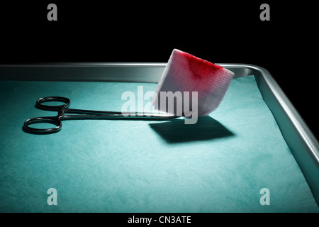 Zange und blutigen chirurgischen Tupfer Stockfoto