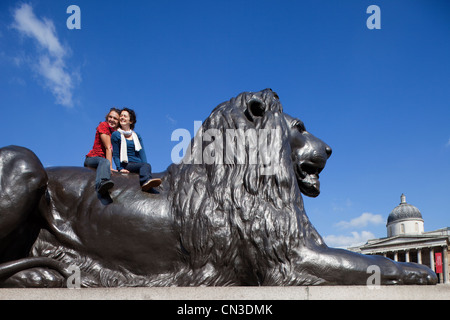 England, London, Trafalgar Square, Touristen auf dem Trafalgar Square Stockfoto
